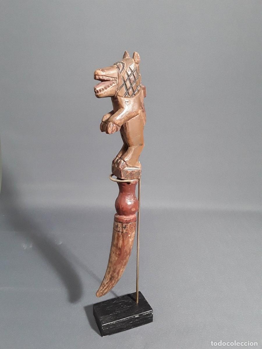 Otros objetos de arte: PEQUE&Ntilde;O CETRO FEROCE DE ANIMAL DAHOMEY