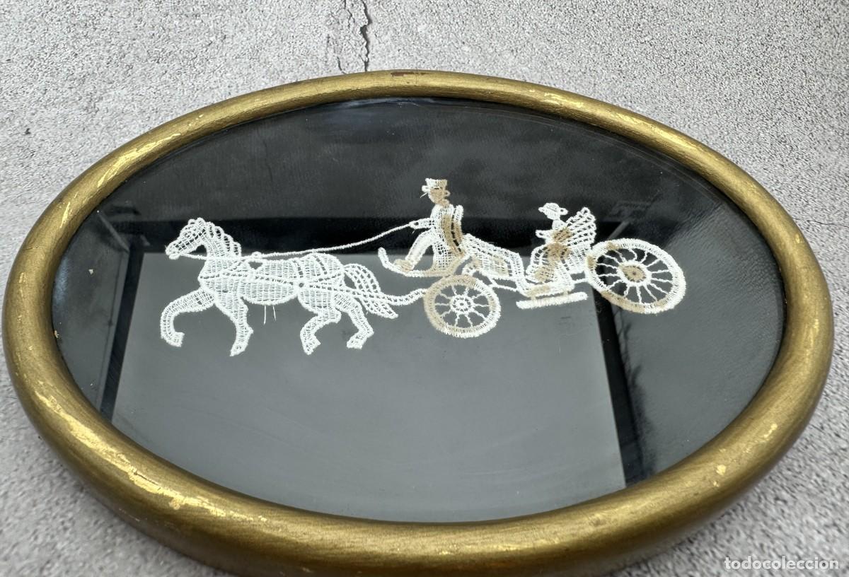 Arte: Cuadro ovalado de encaje de estilo victoriano, con un caballo y un carruaje bordados, de estilo vint