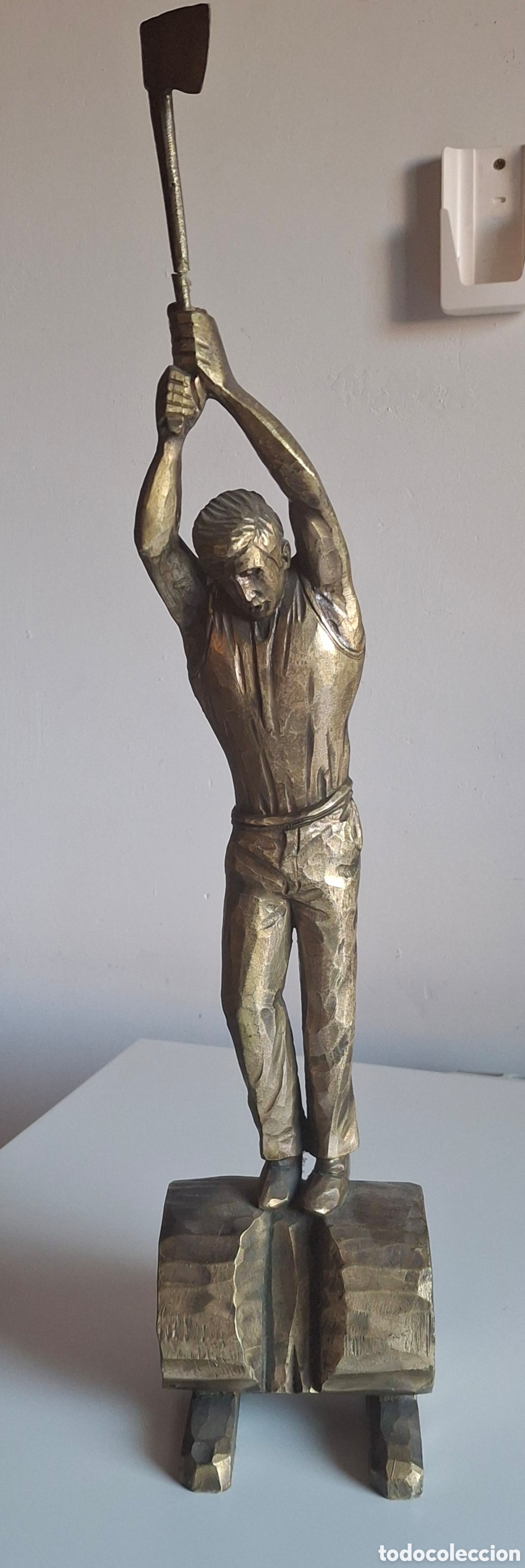 Otros objetos de arte: FIGURA DE AIZKOLARI. METAL CON BA&Ntilde;O DE PLATA. A&Ntilde;OS 60