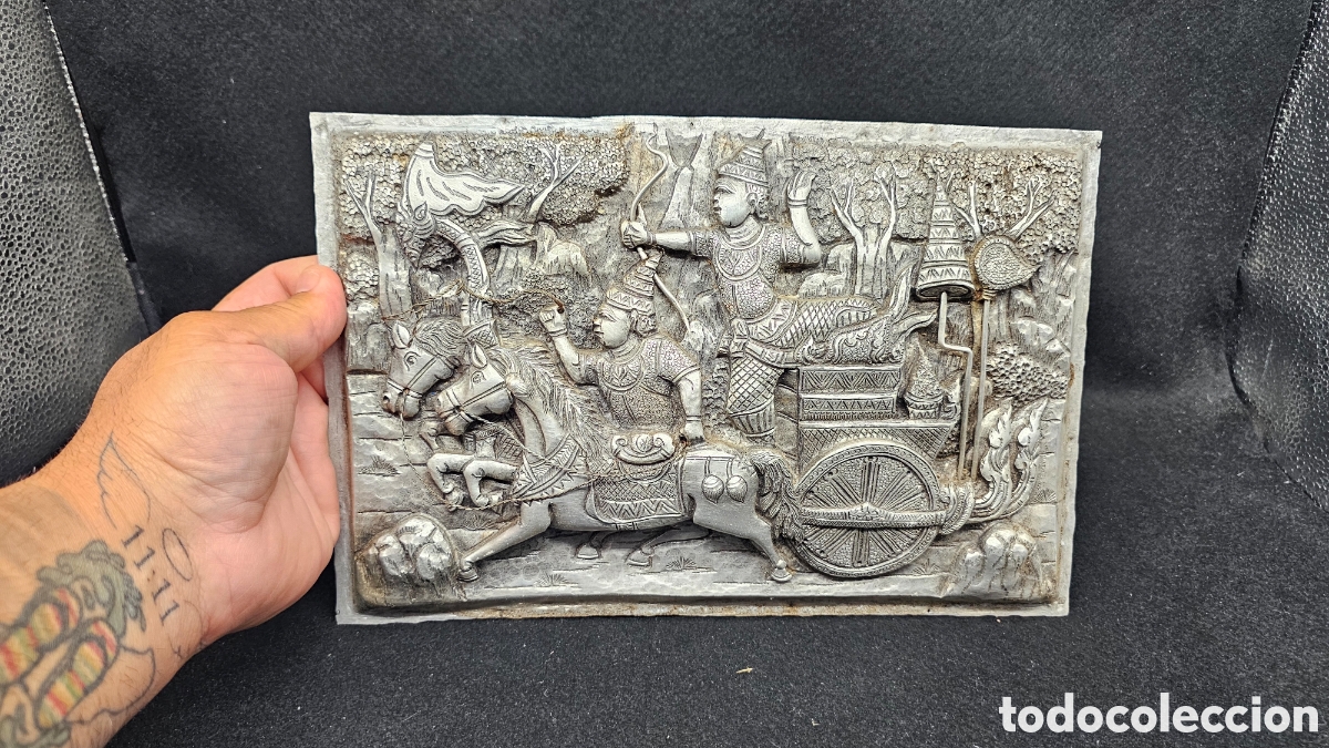 Arte: escena de batalla o procesi&oacute;n mitol&oacute;gica del Ramakien en metal