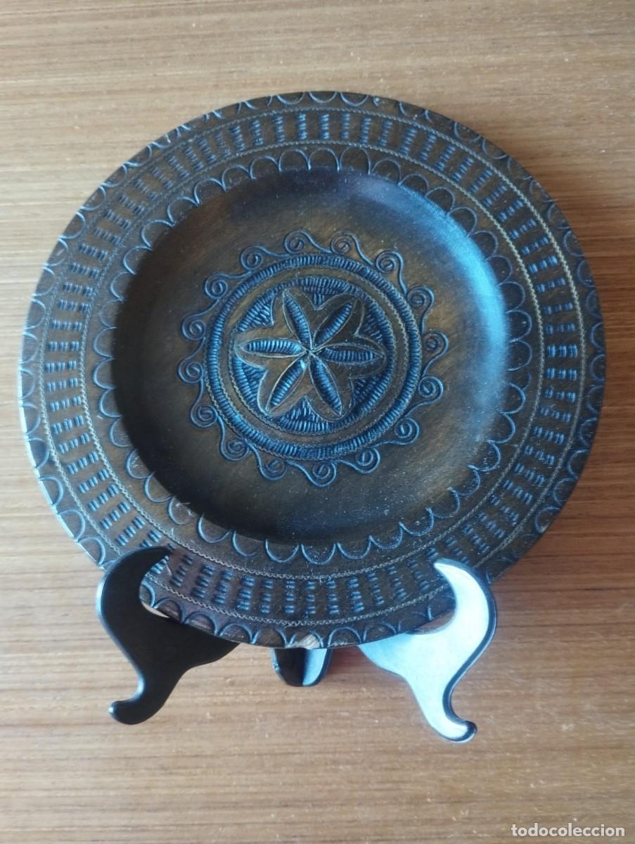 Otros objetos de arte: Plato Decorativo de Madera Tallada a Mano con Soporte - Vintage R&uacute;stico