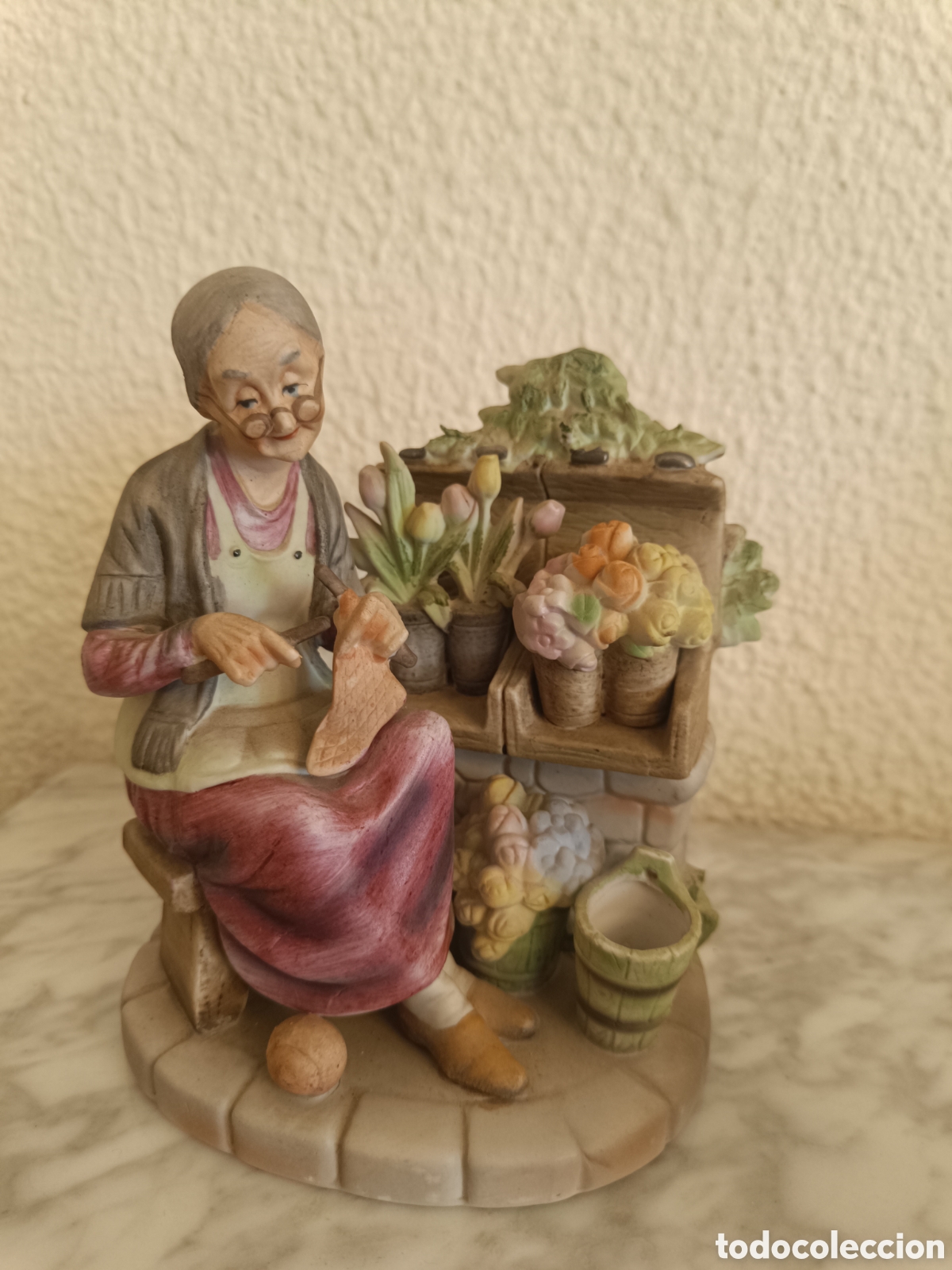Otros objetos de arte: Abuelita Tejiendo figura de porcelana