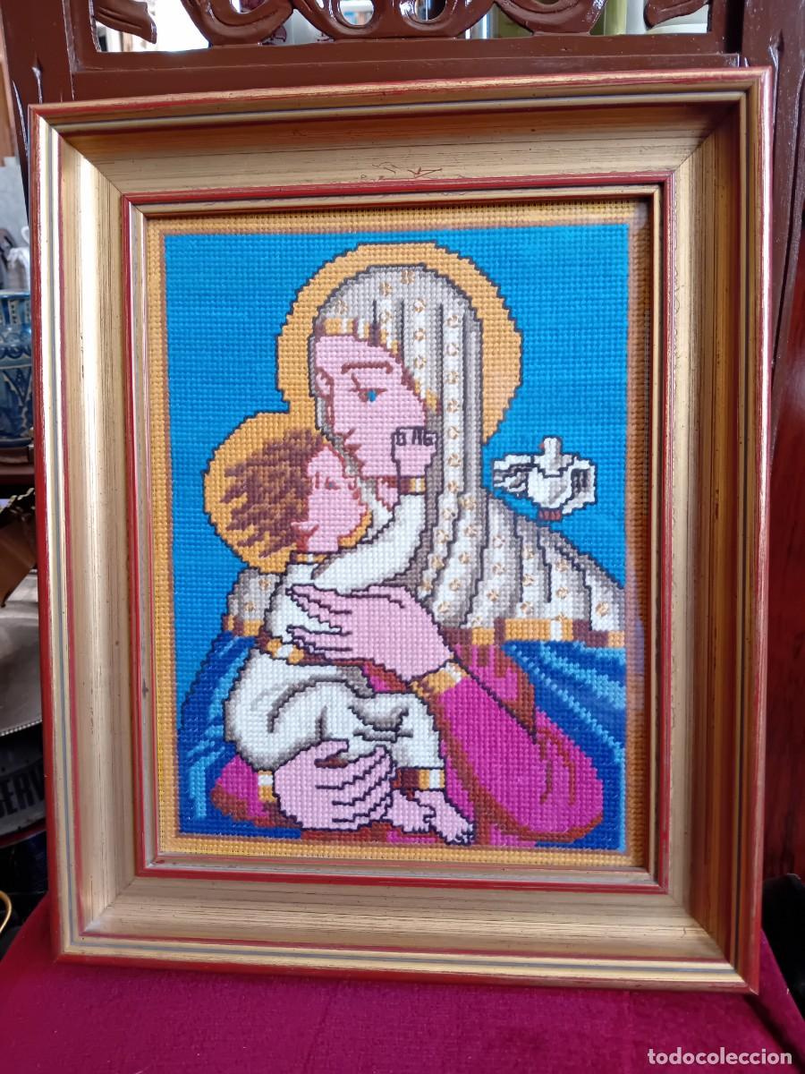 Otros objetos de arte: Virgen con Ni&ntilde;o realizado en punto de cruz siglo XX