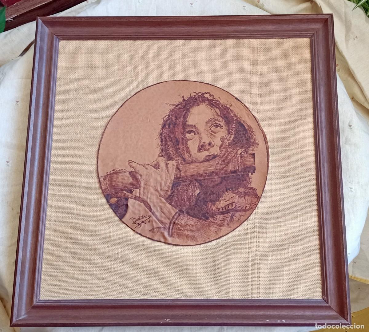 Otros objetos de arte: TRABAJO EN CUERO.PEPE BUITRAGO.FLAUTISTA.A&Ntilde;OS 80.ANTIGUO.ARTE.HOLOGRAFIA.REGALO PERSONAL.UNICO