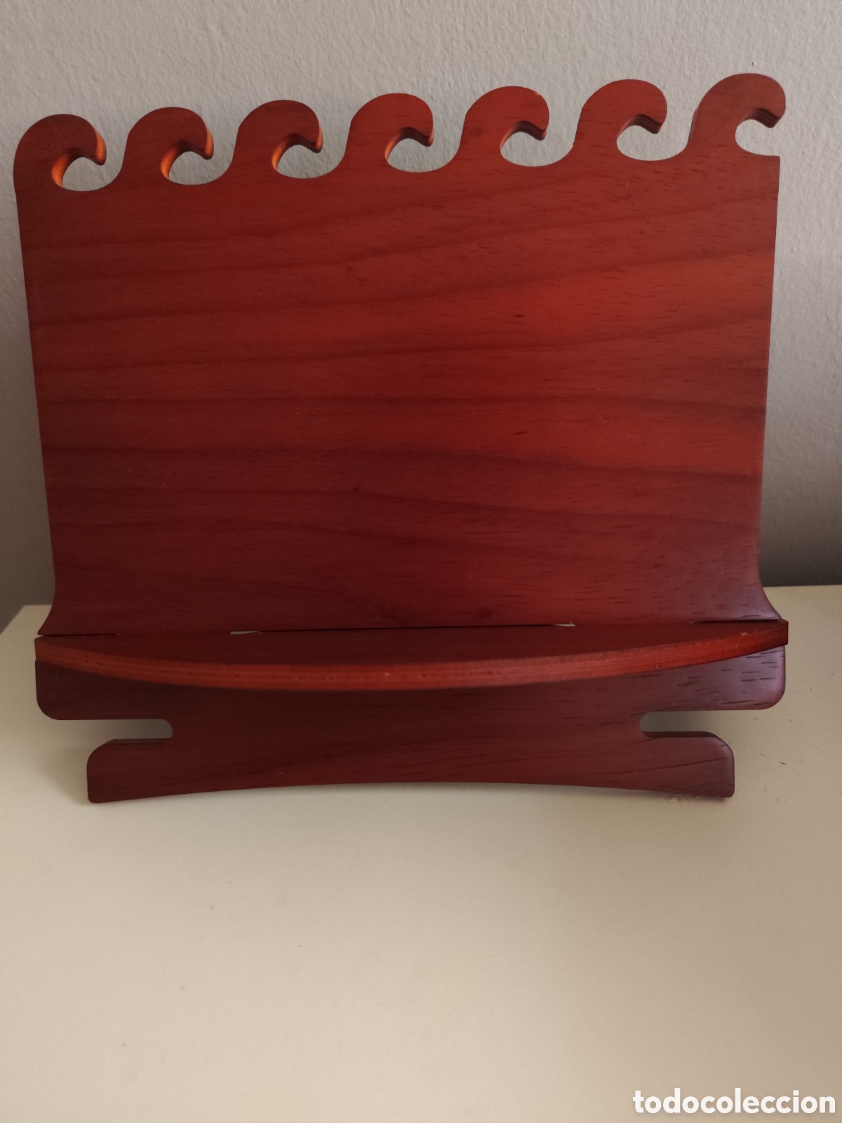 Otros objetos de arte: Atril de madera color caoba