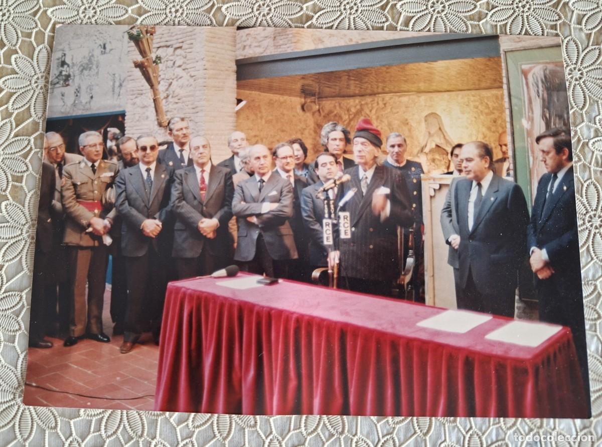Otros objetos de arte: Foto Original &Eacute;poca 1982 Salvador Dal&iacute; Medalla De Oro Generalitat Jordi Pujol Teatro Museo Figueres
