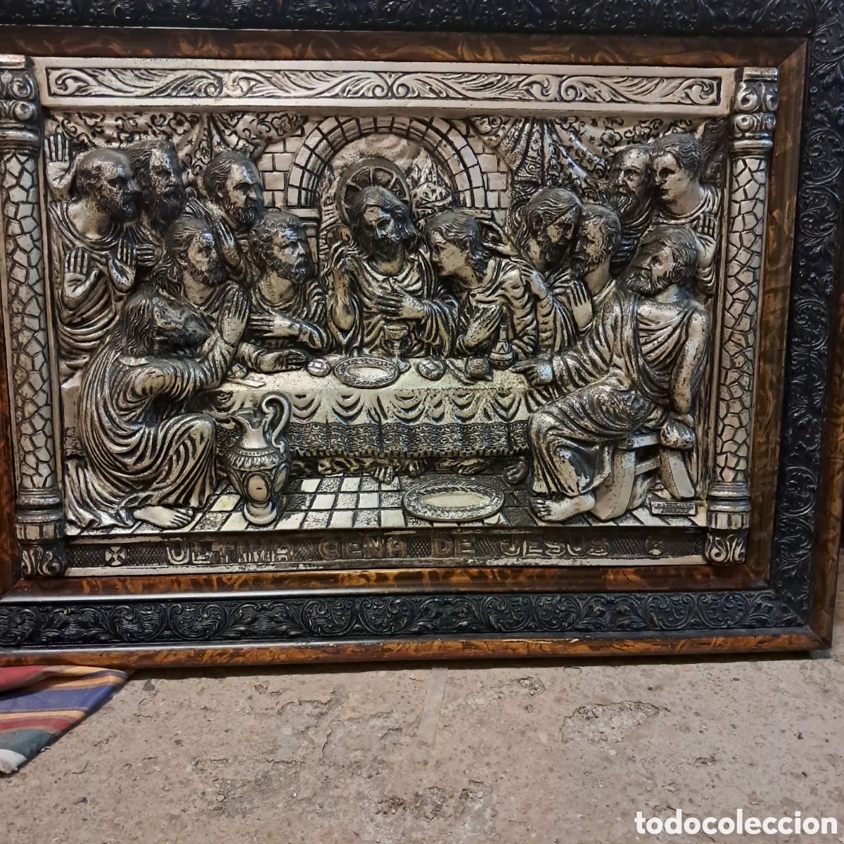 Otros objetos de arte: Cuadro con relieve de ka &uacute;ltima cena, inscripci&oacute;n Arte Vigo, 70x54