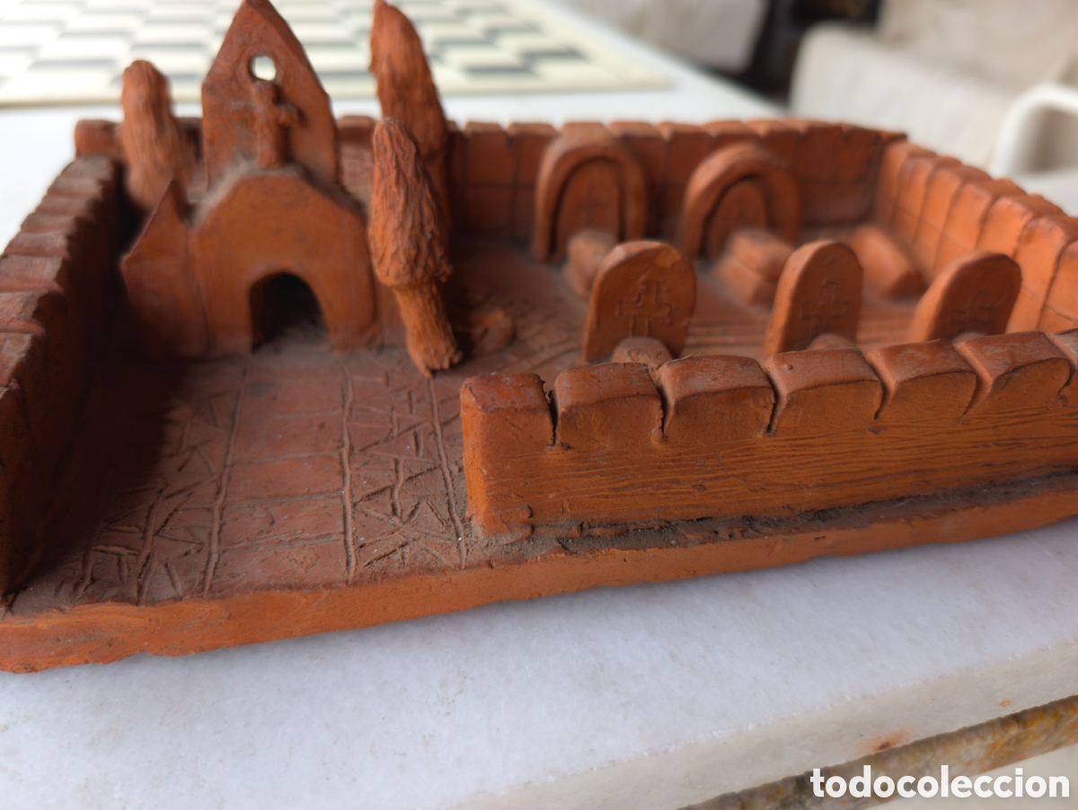 Otros objetos de arte: Maqueta de Terracota - Escena de Cementerio e Iglesia - Barro Cocido - 26,5 x 16,5 cm