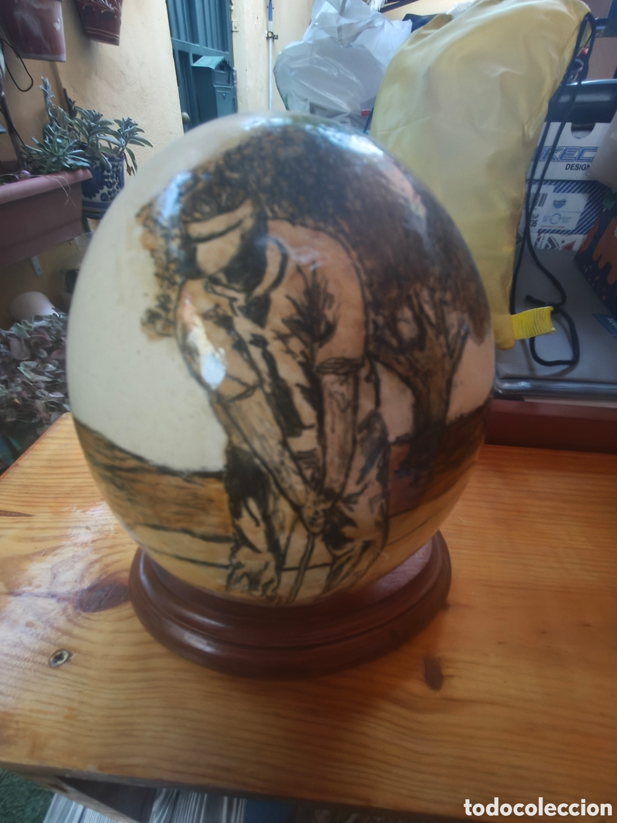 Otros objetos de arte: Huevo de avestruz con pintura de golfista