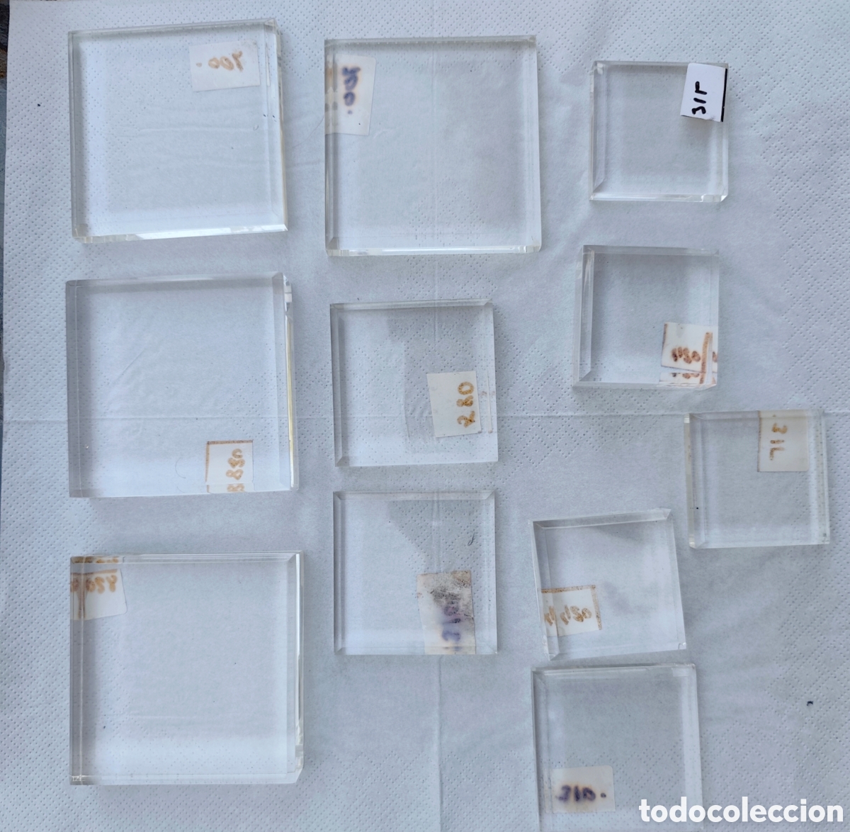 Otros objetos de arte: Lote peanas metacrilato vintage. Varias medidas. Todas biseladas.