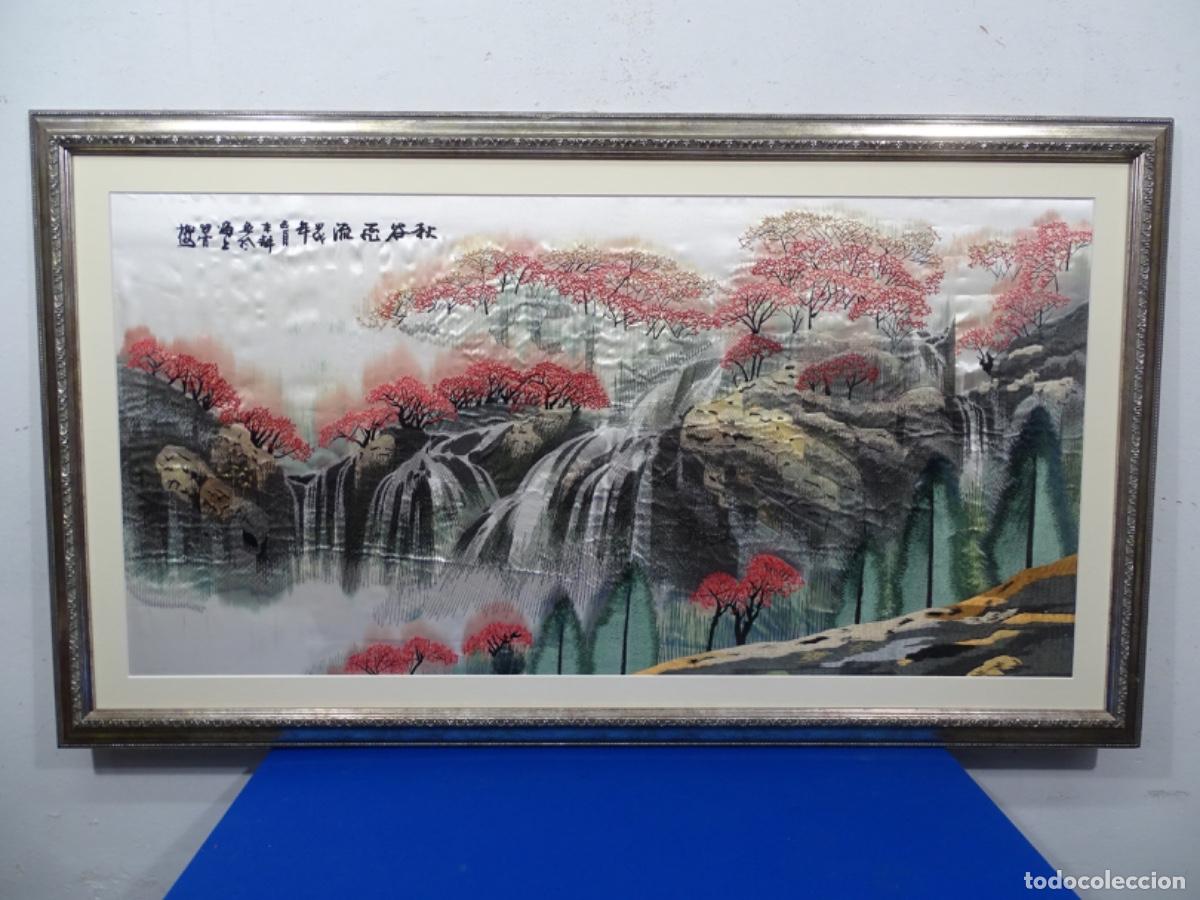 Andere Kunstgegenst&auml;nde: GRAN CUADRO EN SEDA CHINO BIEN ENMARCADO.