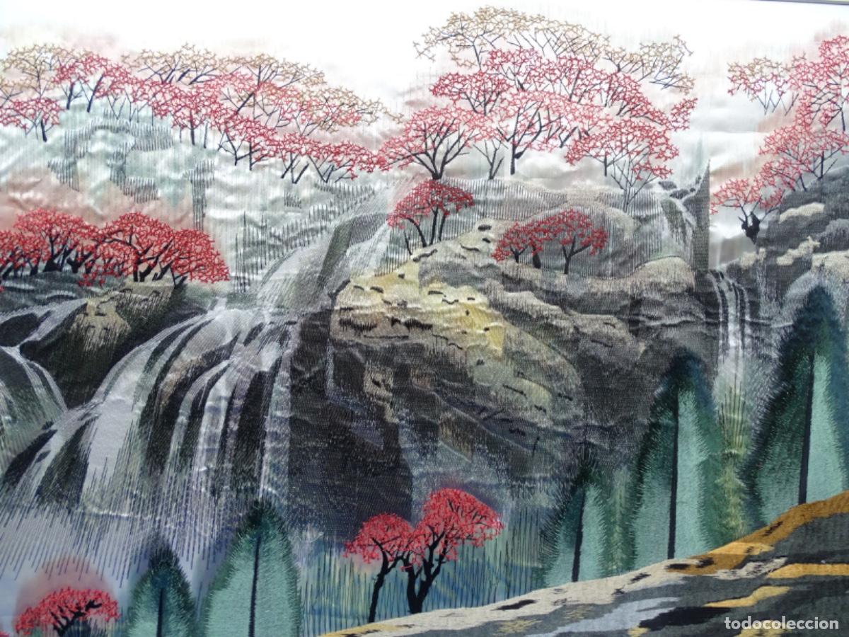 Otros objetos de arte: GRAN CUADRO EN SEDA CHINO BIEN ENMARCADO. - Foto 3