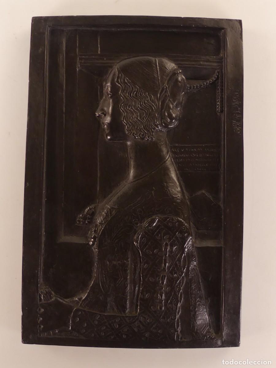 Otros objetos de arte: PLACA DE METAL DAMA DE EPOCA
