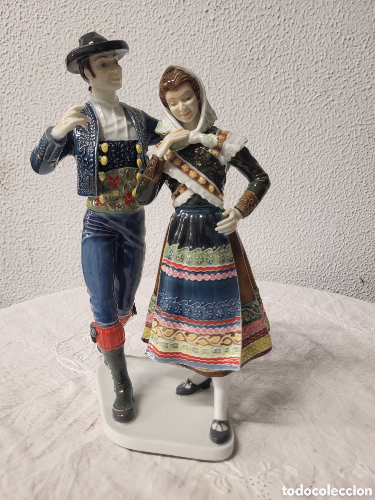 Otros objetos de arte: BIDASOA FIGURA DE PORCELANA POLICROMADA