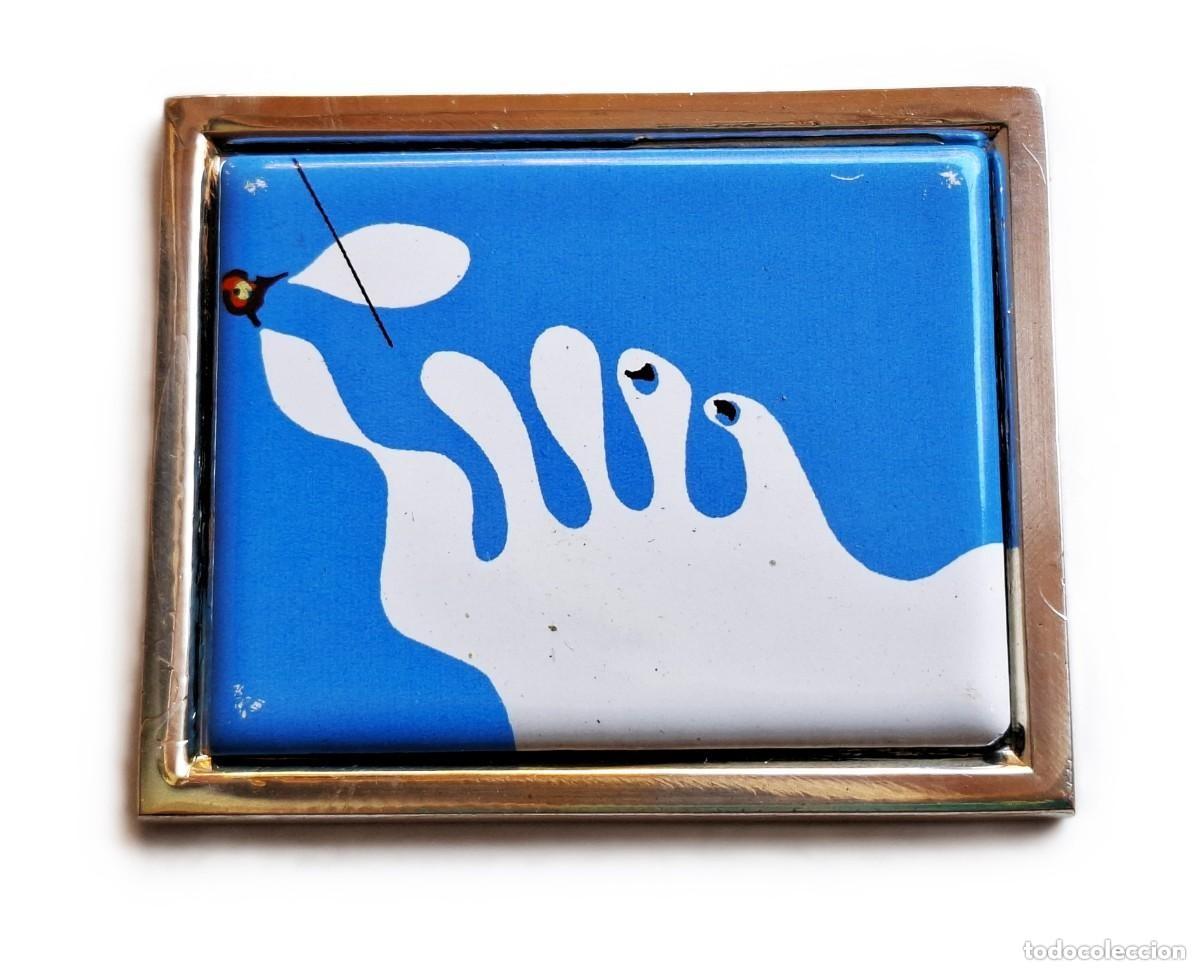 Otros objetos de arte: 1926 MIRO - MANO COGIENDO UN PAJARO - PLACA 95.70.GRAMOS - 7X6.CM ALEACION PLATA,ZINC Y OTROS METALS