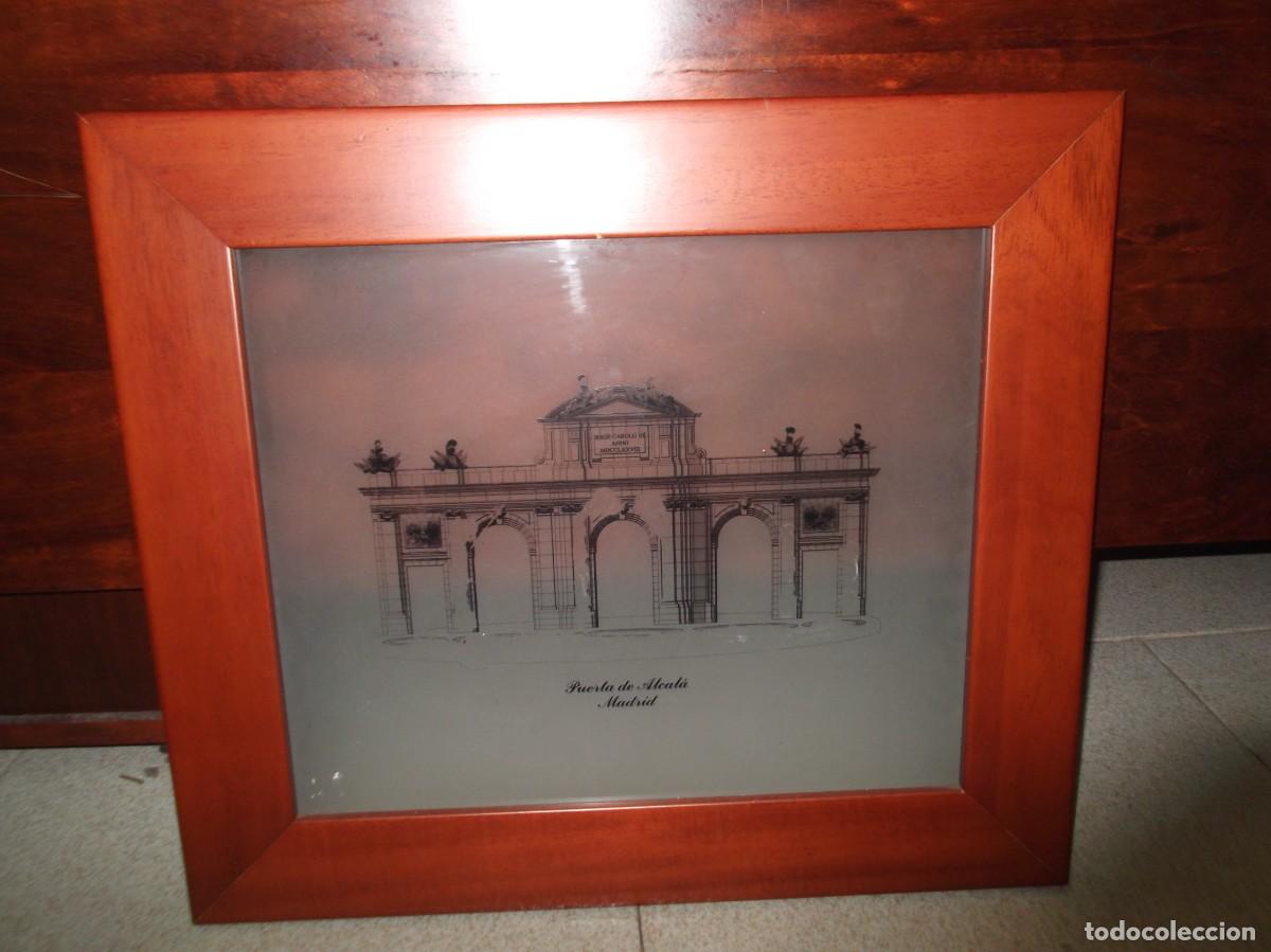 Otros objetos de arte: Cuadro de la Puerta de Alcal&aacute; en cristal pintado.Hispania
