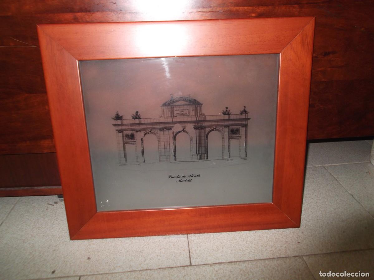 Otros objetos de arte: Cuadro de la Puerta de Alcal&aacute; en cristal pintado.Hispania - Foto 2