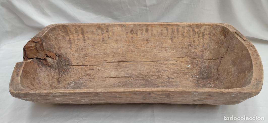 Otros objetos de arte: CUNA O ARTESA MUY ANTIGUA DE MADERA HECHA CON TRONCO, 70 X 35 X 15 CM