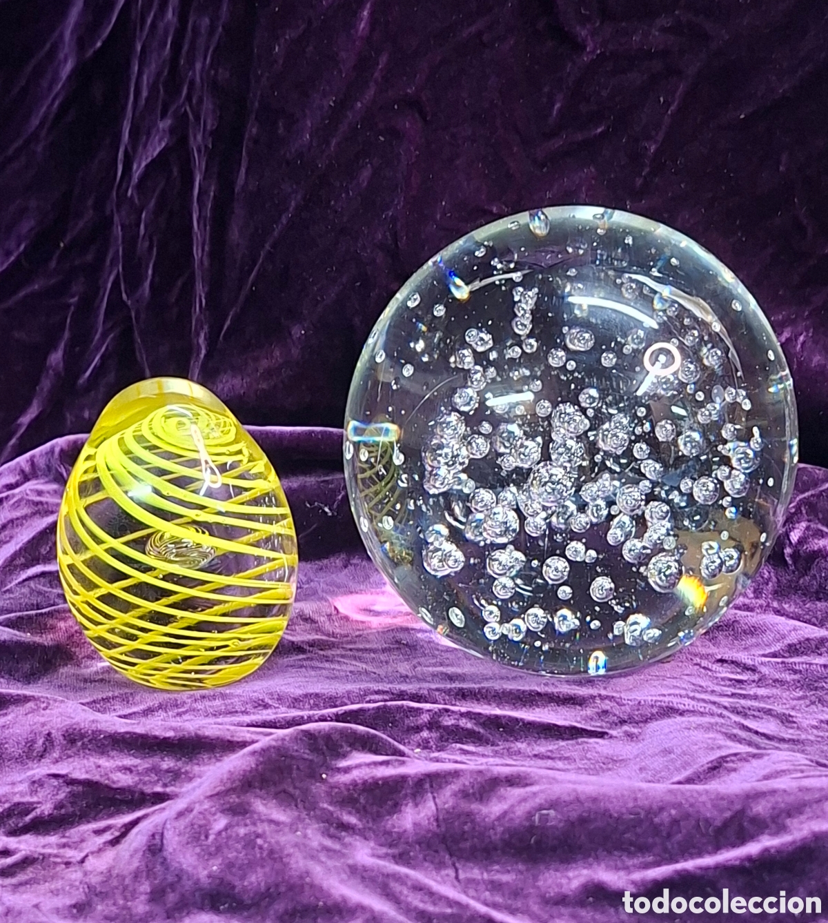 Otros objetos de arte: Lote de 2 pisapapeles de cristal art&iacute;stico