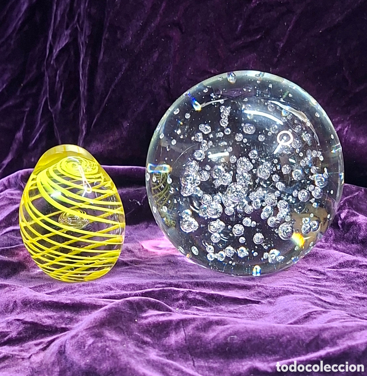 Otros objetos de arte: Lote de 2 pisapapeles de cristal art&iacute;stico