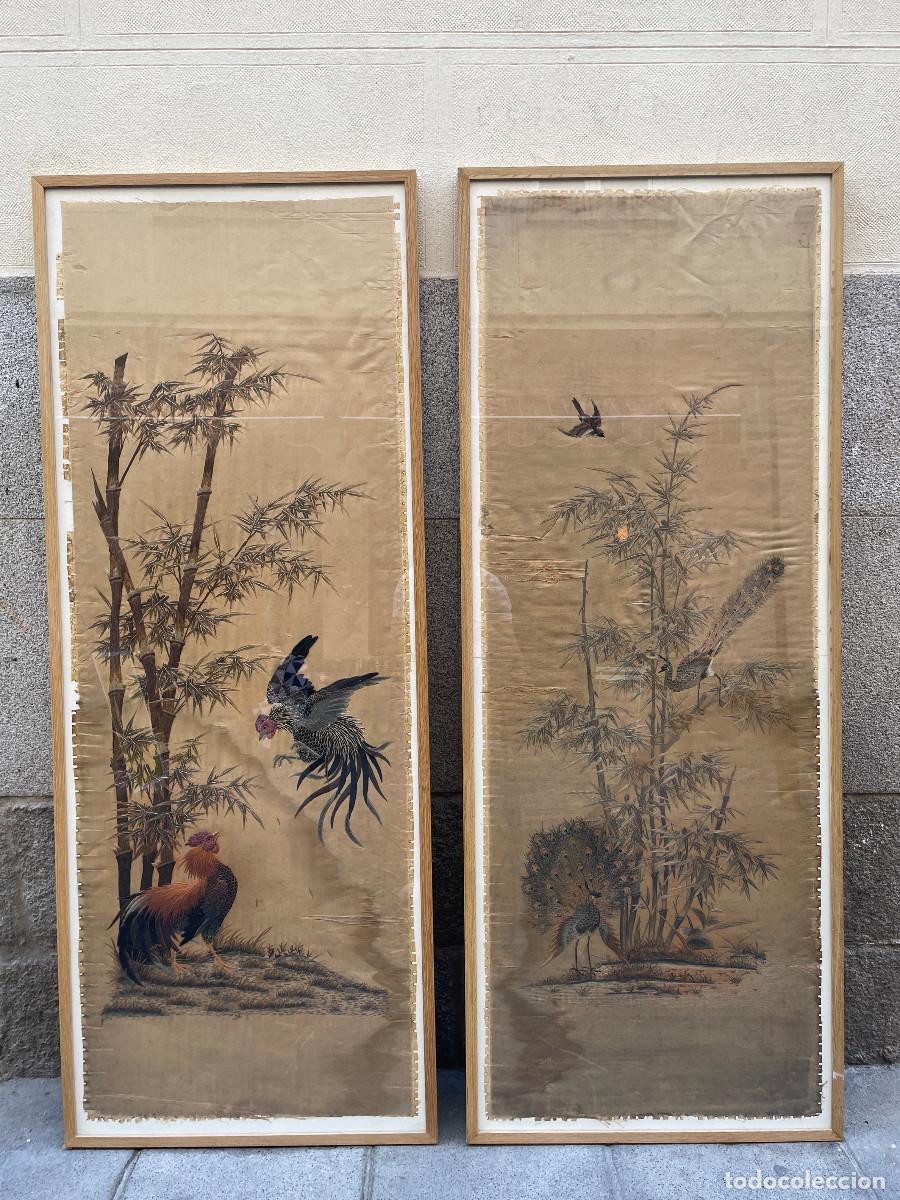 Otros objetos de arte: Pareja de paneles orientales bordados en seda con aves y bamb&uacute;
