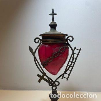 Otros objetos de arte: RELICARIO L&Aacute;MPARA VOTIVA SAGRADO CORAZ&Oacute;N &ndash; ARMA CHRISTI &ndash; S. XIX &ndash; VIDRIO RUB&Iacute; &ndash; 31 CM