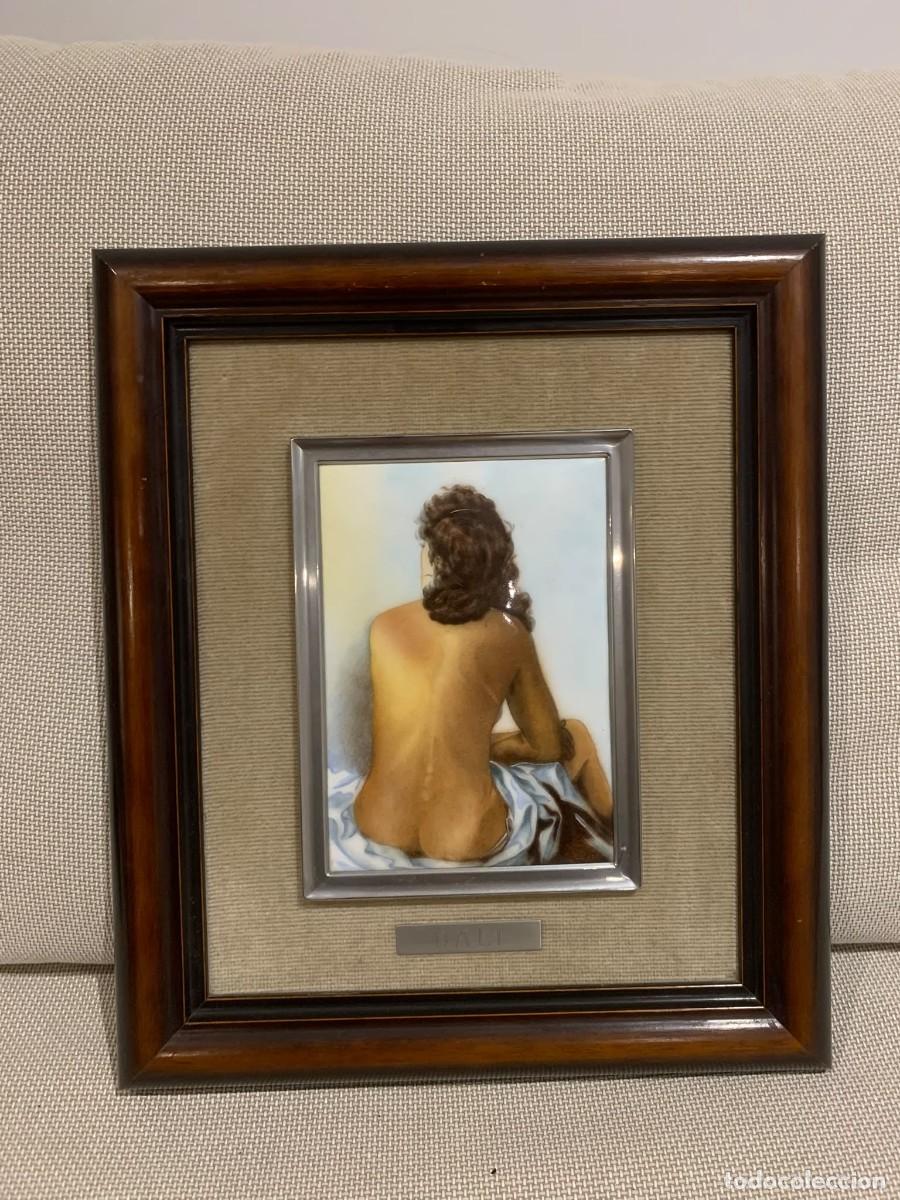 Otros objetos de arte: Salvador Dal&iacute; &ndash; &rdquo;Gala desnuda de espaldas&rdquo; &ndash; Cuadro en esmalte con marco de madera