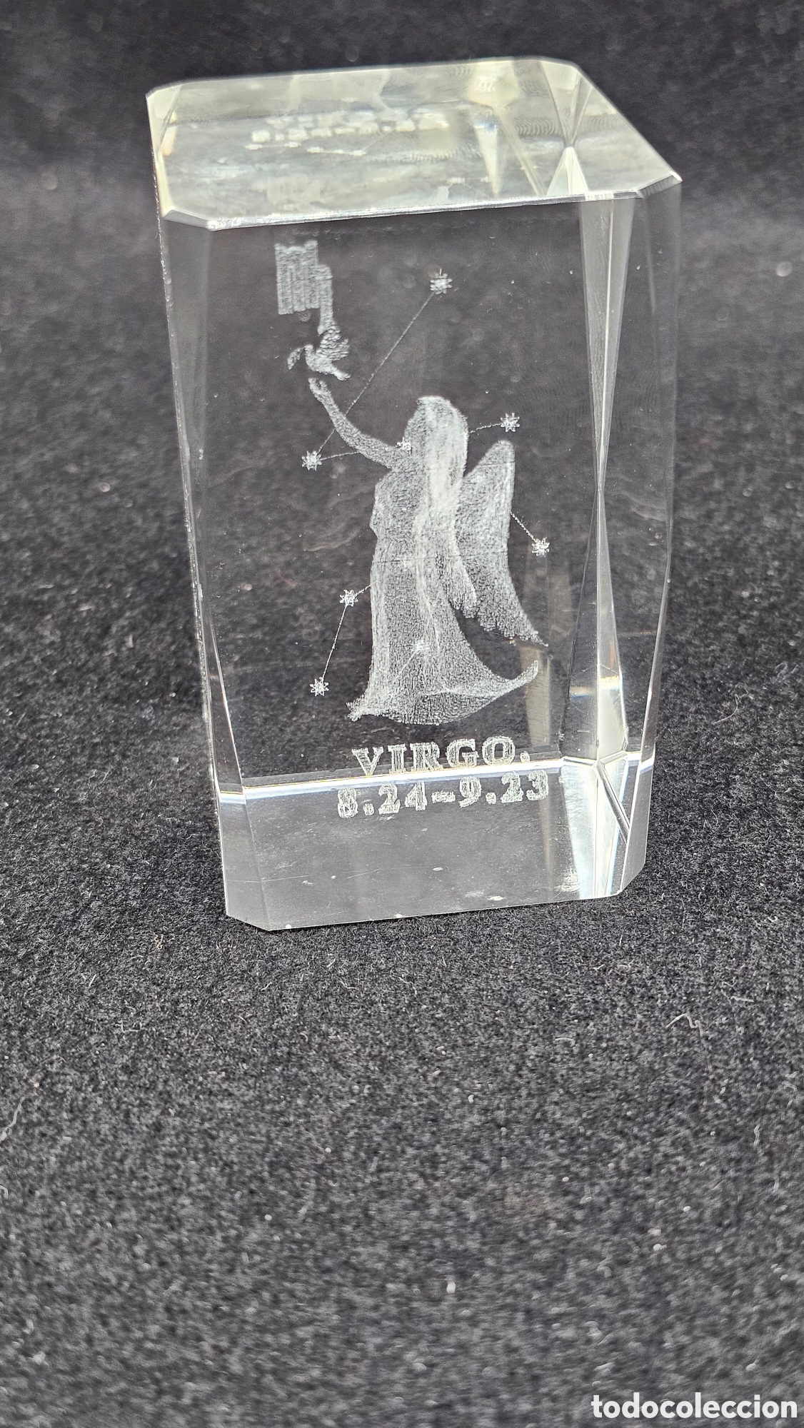 Otros objetos de arte: pisapapeles o bloque de cristal grabado con l&aacute;ser en 3D que representa el signo del zodiaco Virgo
