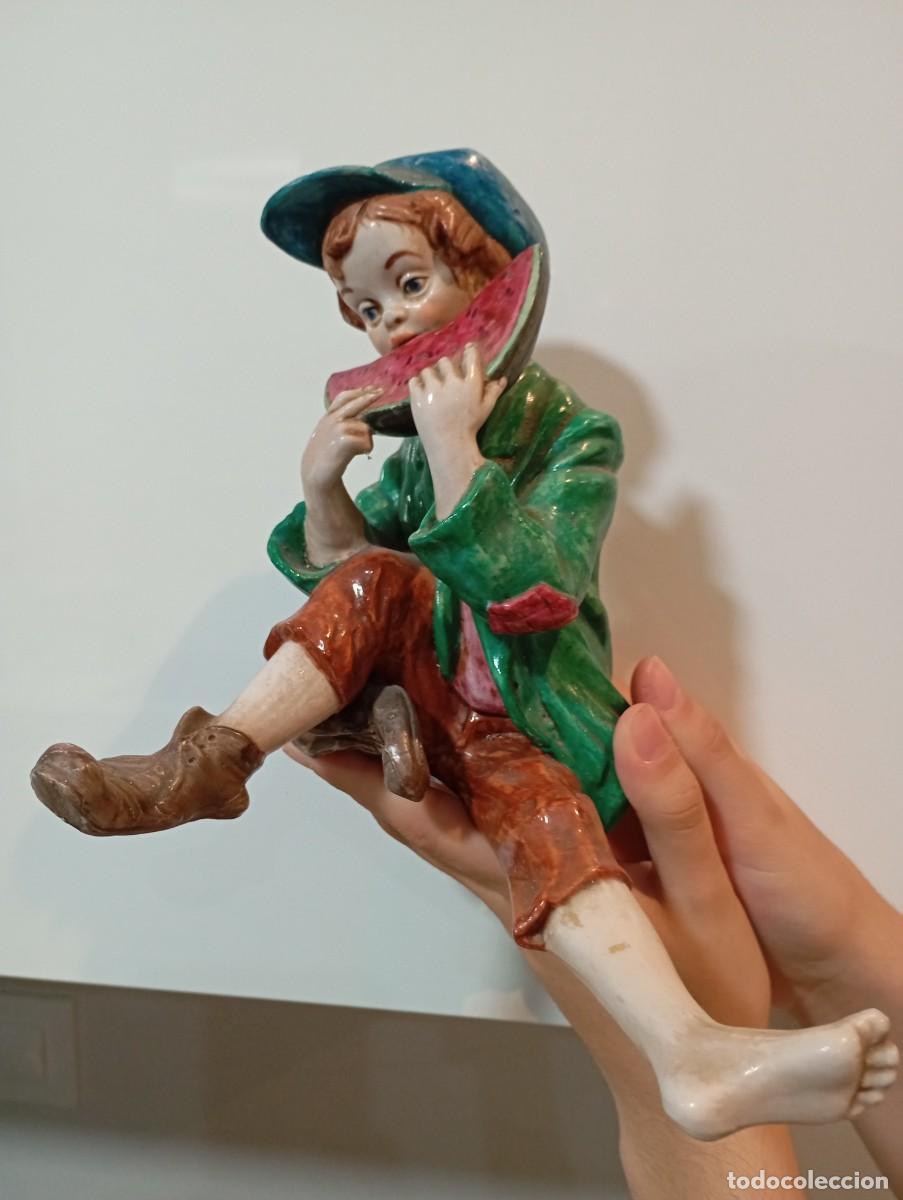 Otros objetos de arte: antigua figura SUREDA NI&Ntilde;O CMIENDO SAND&Iacute;A. MUY RARA PEREECTO ESTADO