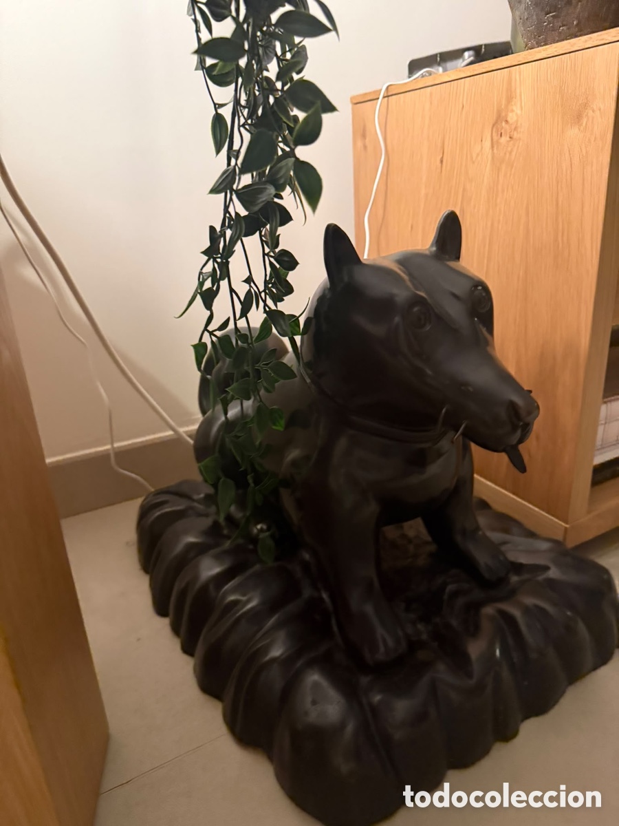 Otros objetos de arte: Dog on a cuisine. Fernando Botero