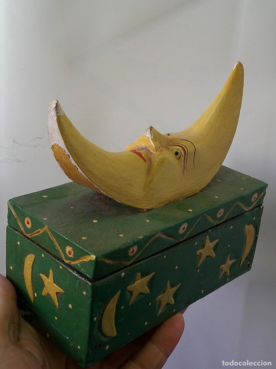 Otros objetos de arte: &iexcl;&iexcl; CAJA Con &rdquo; LA LUNA SONRIENTE&rdquo; Madera, en Policromia. ARTESANIA.ORIGINAL.DECORACION. !! C33