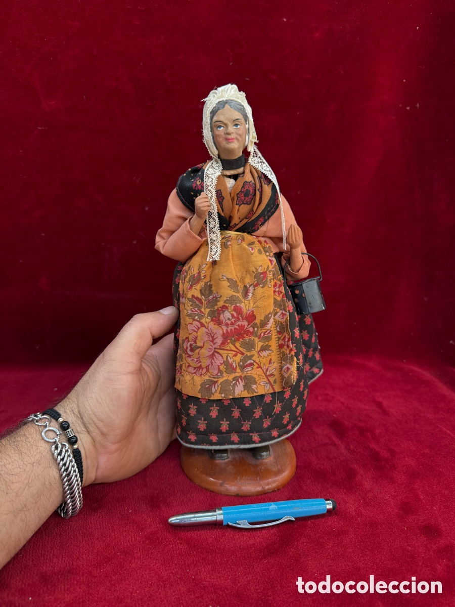 Otros objetos de arte: Antigua figura-Santon,Mujer aguadera,firmada!Ceramica
