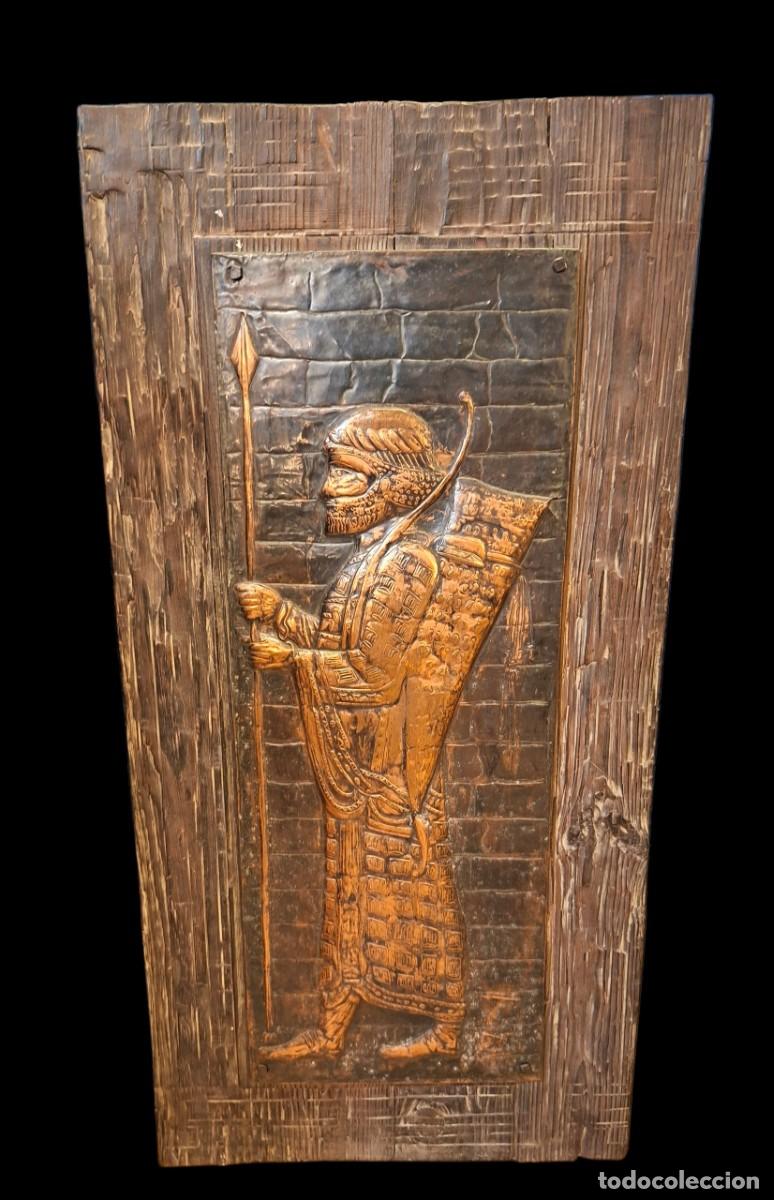 Arte: Gran cuadro en metal repujado sobre madera de un guerrero persa