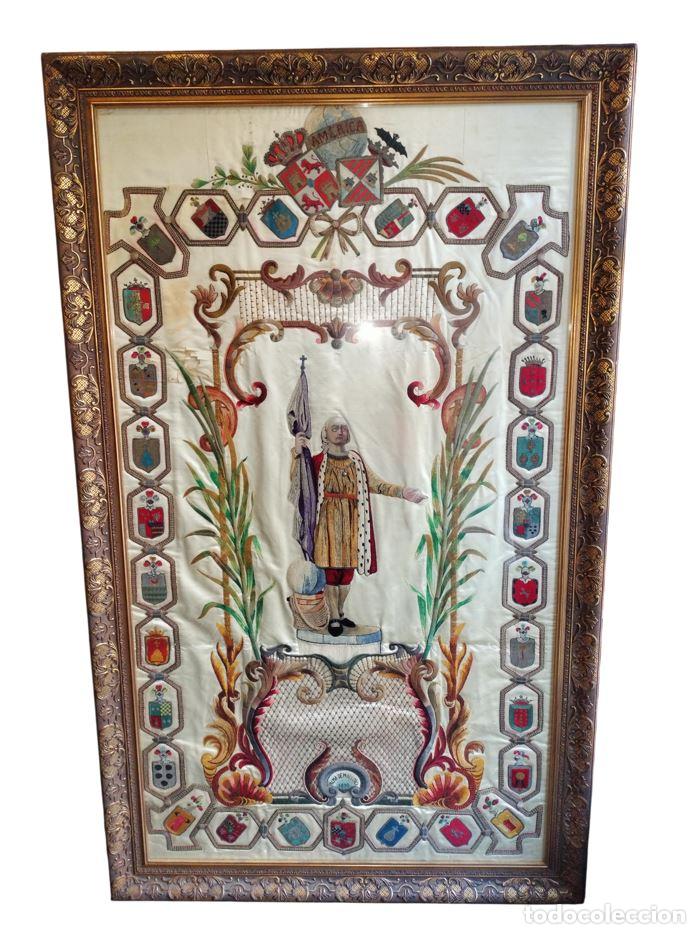 Otros objetos de arte: ANTIGUO REPOSTERO O TAPIZ DE CRIST&Oacute;BAL COL&Oacute;N. SEDA O SAT&Eacute;N BORDADO A MANO. PALMA DE MALLORCA, 1893.