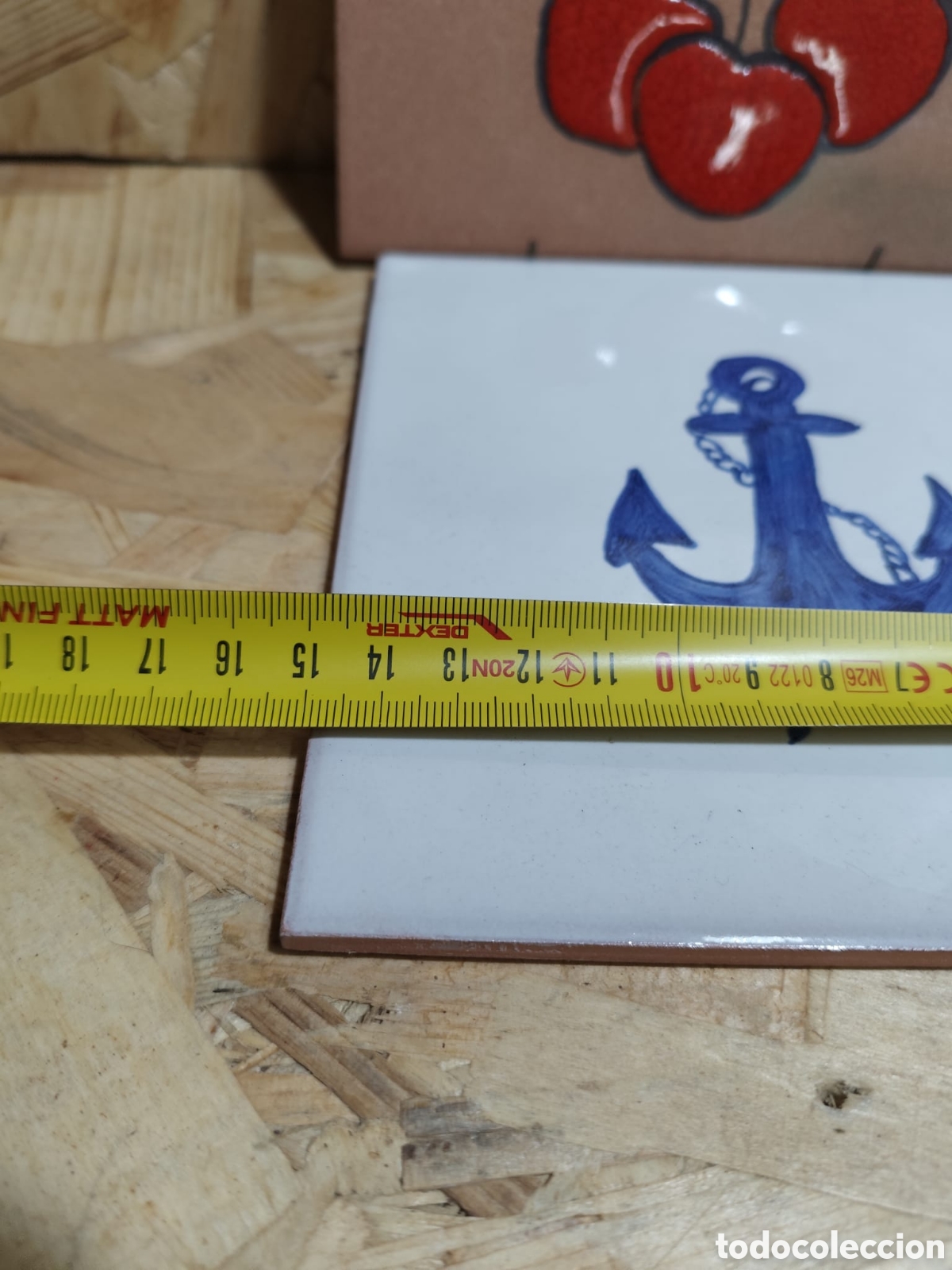 Otros objetos de arte: Dos azulejos de 15 x 15 pintados a mano uno con firma de C. Mora.