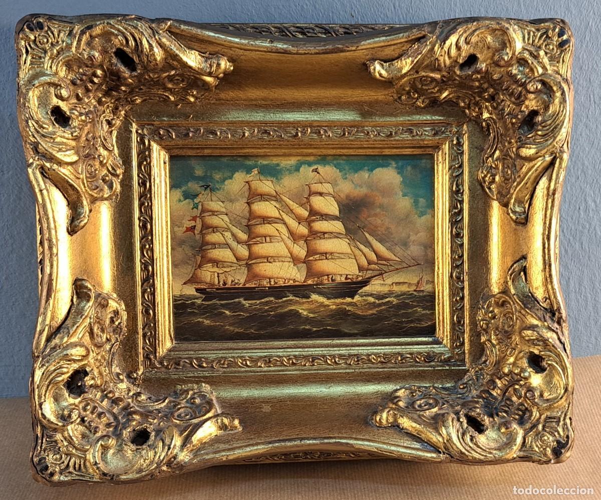 Otros objetos de arte: Cuadro decorativo con marco dorado y escena marina, siglo XX