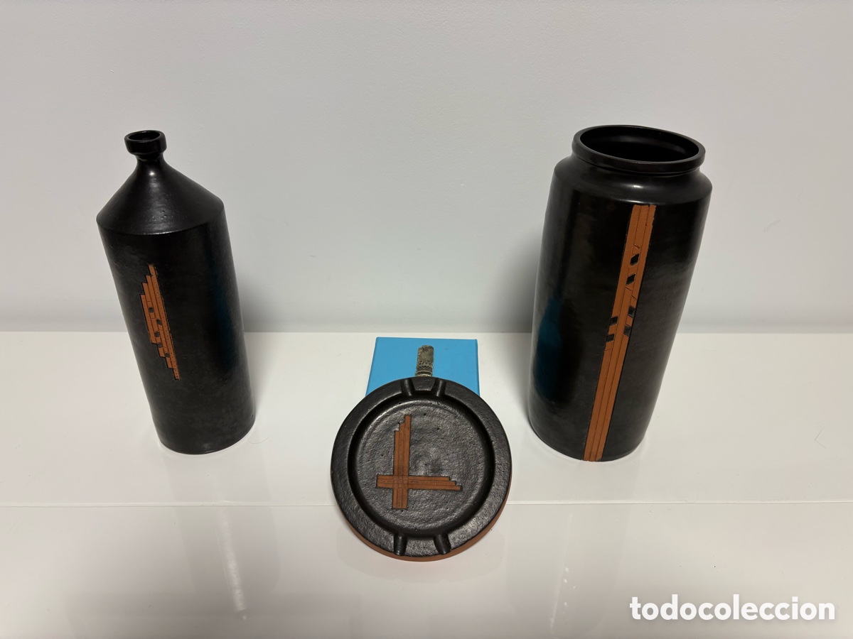 Otros objetos de arte: Lote 3 Cer&aacute;mica : Jarr&oacute;n, Botella y Cenicero Negra y y t&eacute;cnica de esgrafiado