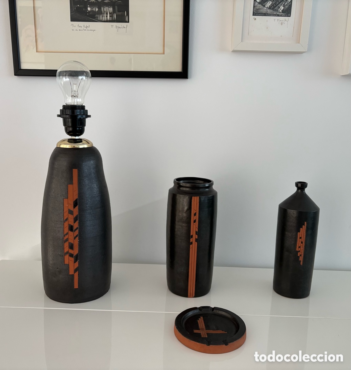 Otros objetos de arte: Lote 4 Cer&aacute;mica : L&aacute;mpara Jarr&oacute;n, Botella y Cenicero Negra y t&eacute;cnica de esgrafiado