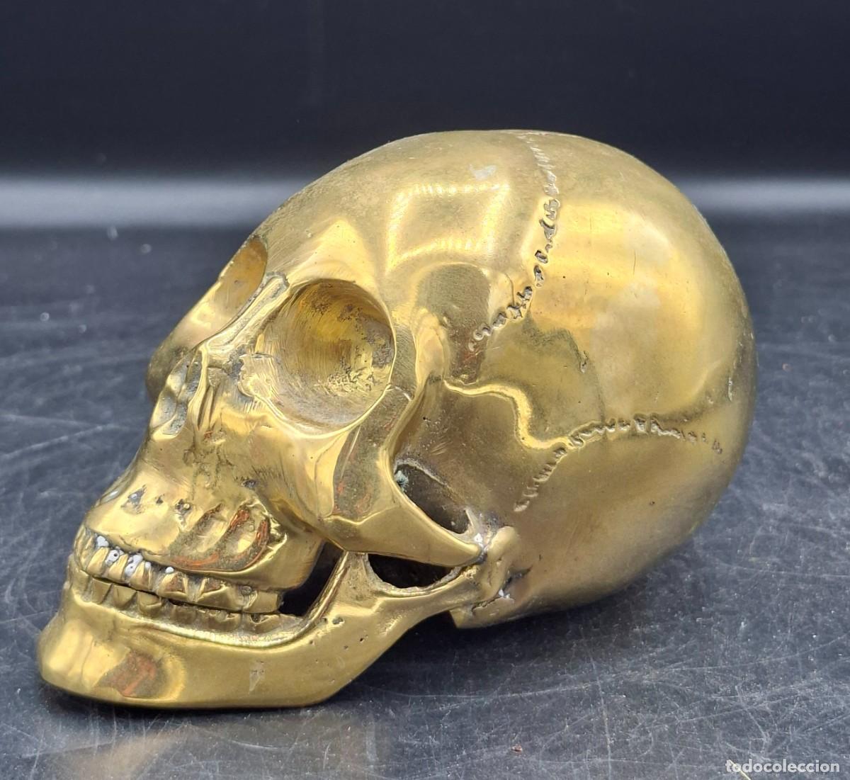 Otros objetos de arte: Calavera gotica en metal dorado para escritorio o memento mori