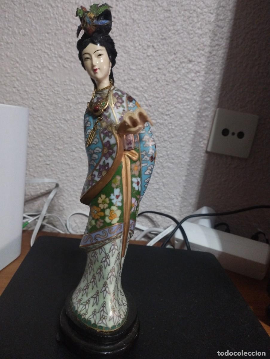 Otros objetos de arte: Figura china de mujer en bronce y esmalte cloissone