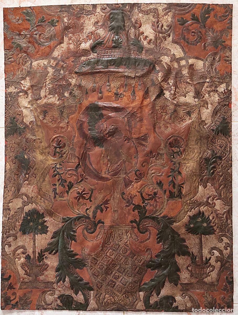 Otros objetos de arte: Guadamec&iacute; o cuero repujado, plateado y policromado. Pa&iacute;ses Bajos, siglos XVII-XVIII. Mide 73 x 55 cm