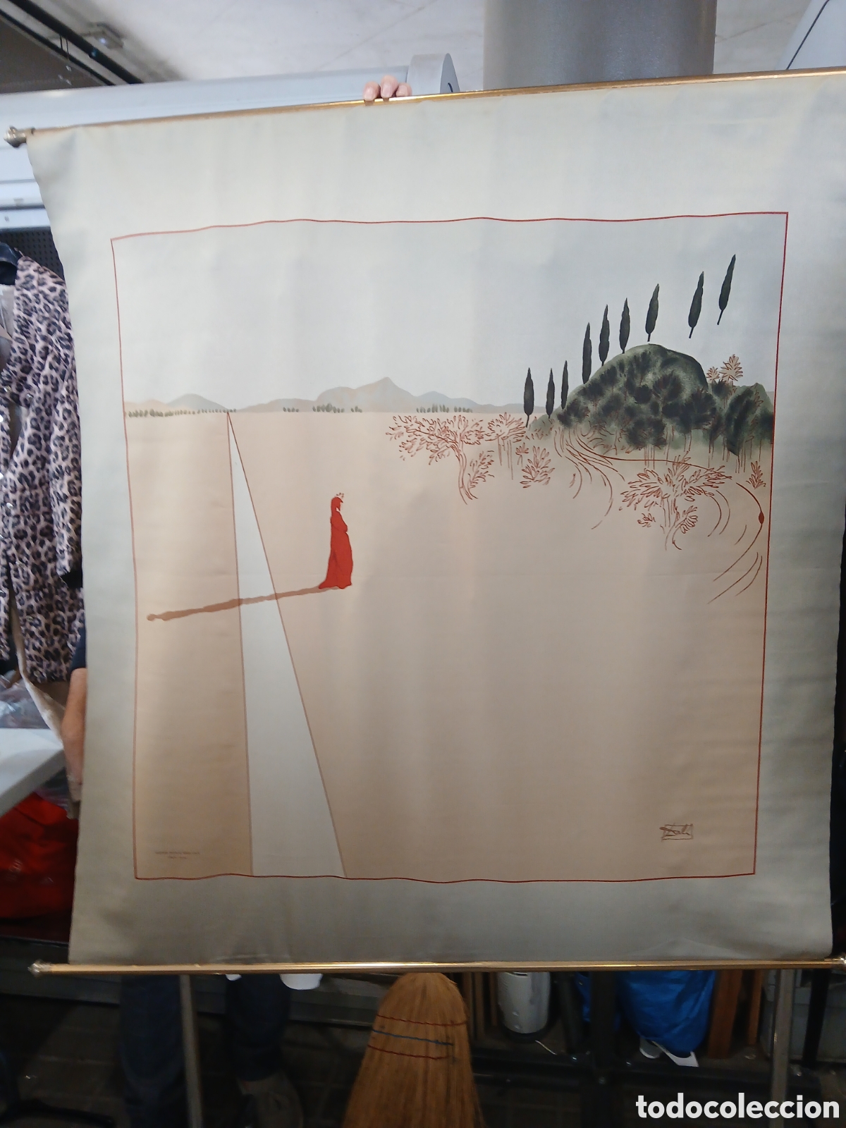 Otros objetos de arte: Salvador dali tapiz con el cogante de metal es epoca