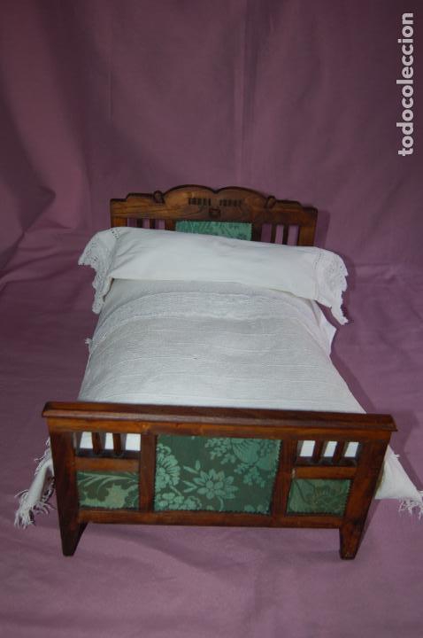 Vestidos mu&ntilde;eca espa&ntilde;ola cl&aacute;sica: cama de madera antigua de mu&ntilde;eca - Foto 1