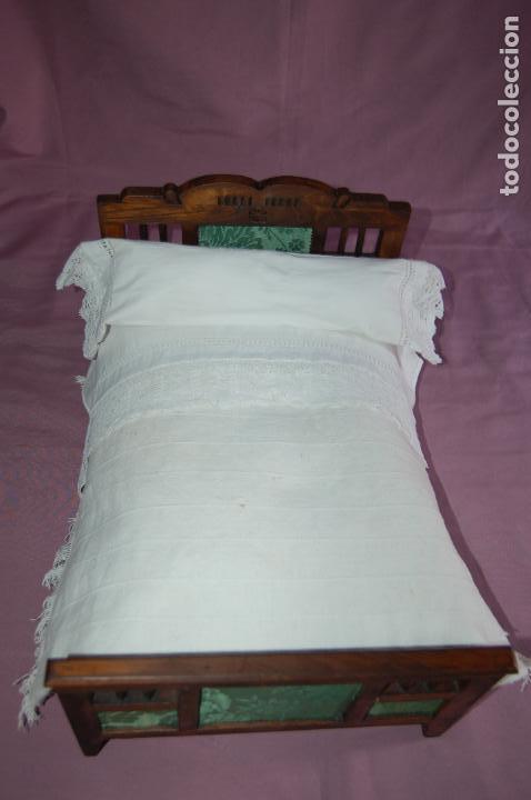 Vestidos mu&ntilde;eca espa&ntilde;ola cl&aacute;sica: cama de madera antigua de mu&ntilde;eca - Foto 2