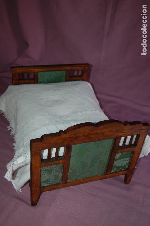Vestidos mu&ntilde;eca espa&ntilde;ola cl&aacute;sica: cama de madera antigua de mu&ntilde;eca - Foto 3