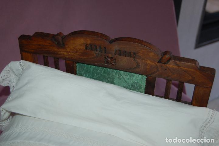 Vestidos mu&ntilde;eca espa&ntilde;ola cl&aacute;sica: cama de madera antigua de mu&ntilde;eca - Foto 4