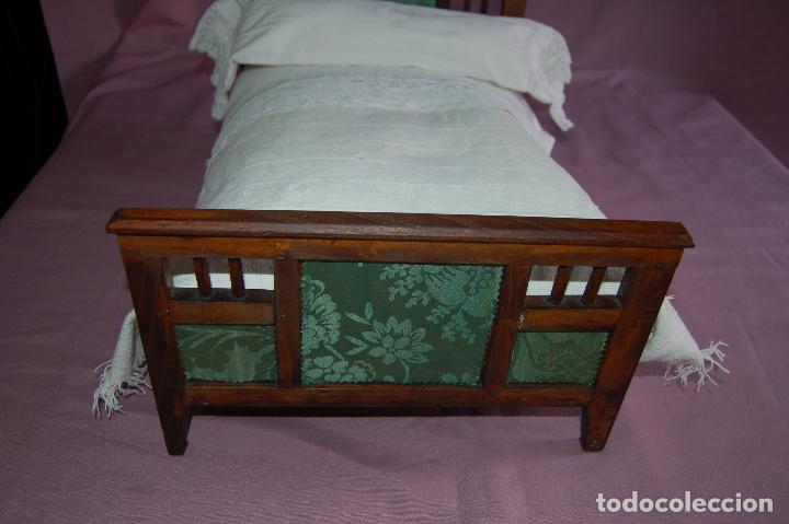 Vestidos mu&ntilde;eca espa&ntilde;ola cl&aacute;sica: cama de madera antigua de mu&ntilde;eca - Foto 5