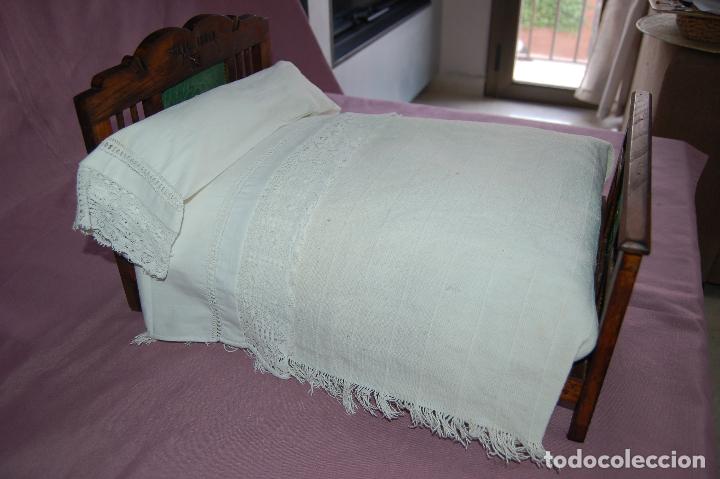 Vestidos mu&ntilde;eca espa&ntilde;ola cl&aacute;sica: cama de madera antigua de mu&ntilde;eca - Foto 6