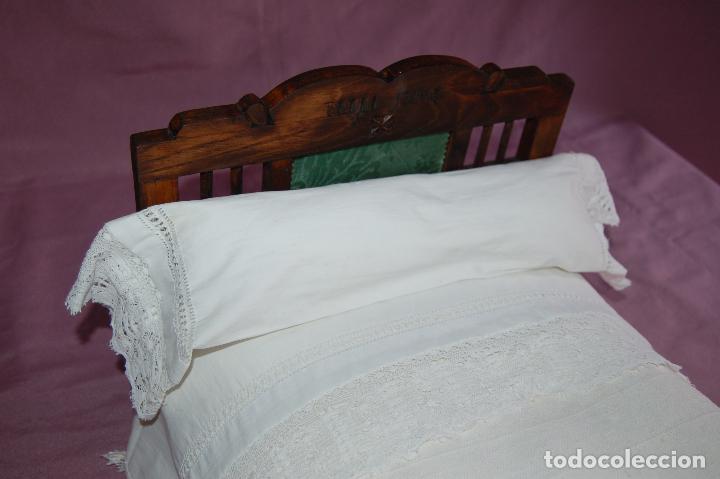 Vestidos mu&ntilde;eca espa&ntilde;ola cl&aacute;sica: cama de madera antigua de mu&ntilde;eca - Foto 7