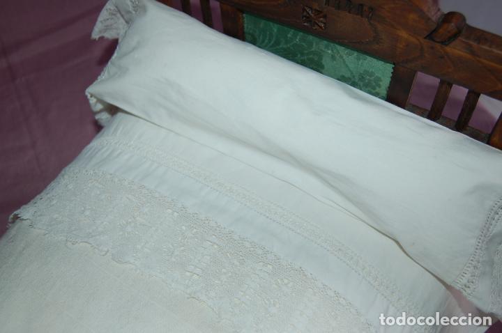 Vestidos mu&ntilde;eca espa&ntilde;ola cl&aacute;sica: cama de madera antigua de mu&ntilde;eca - Foto 8